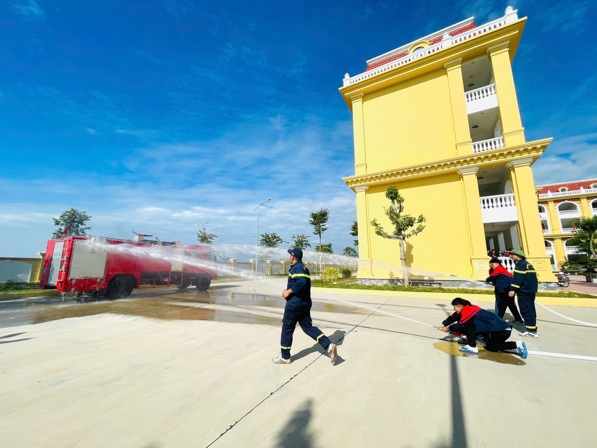 2416135834776943992125